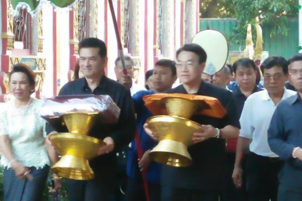ดร.พะโยม ชิณวงศ์ รองเลขาธิการคณะกรรมการการศึกษาขั้นพื้นฐานเป็นประธานทอดกฐินสามัคคี