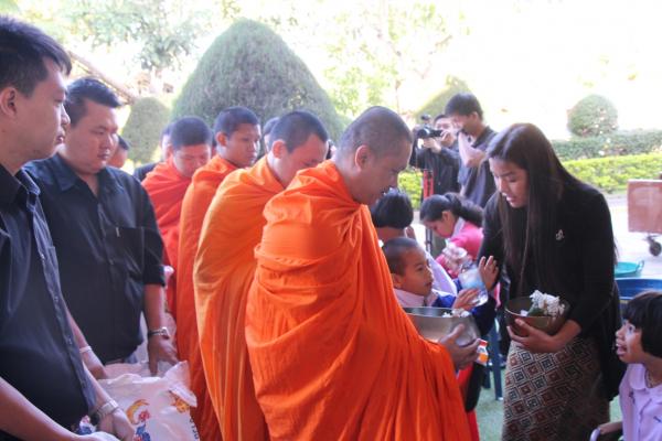 ทำบุญตักบาตรบาตรพระสงฆ์ และ ร่วมพิธีสำนึกในพระมหากรุณาธิคุณพระบาทสมเด็จพระปรมินทรมหาภูมิพลอดุลยเดช